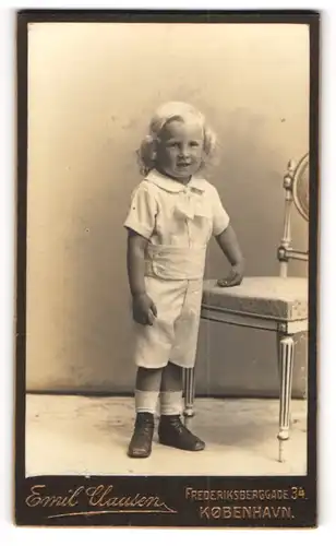 Fotografie Emil Clausen, Kopenhagen, junger blonder Knabe Johannes im Sommeranzug mit offenen Haaren