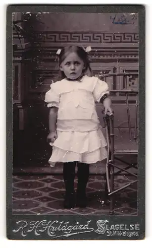 Fotografie R. H. Huldgard, Slagelse, dänisches Mädchen Mary Taster im weissen Kleid, 1902