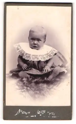Fotografie Magnus Lind, Kolding, niedliches Kleinkind Kitty Bühl im Kleid mit Spitzenkragen