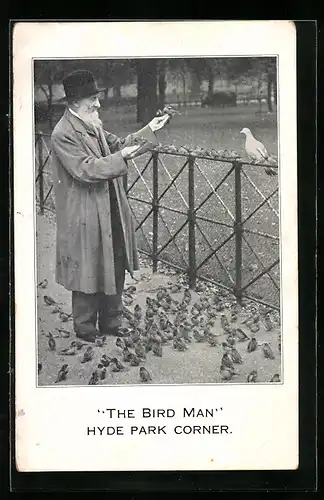 AK London, The Bird Man, Hyde Park-Corner, Älterer Mann füttert Tauben