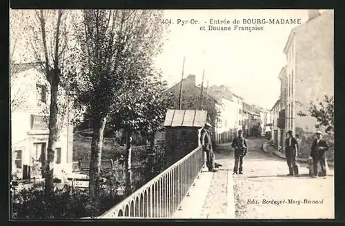 AK Bourg-Madame, Strassenpartie mit Ortsleben