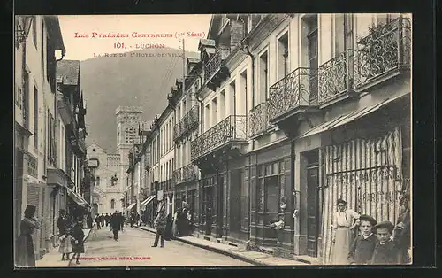 AK Luchon, La Rue de l`Hôtel-de-Ville