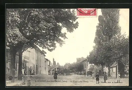 AK St-Bonnet-de-Chavagne, La Place