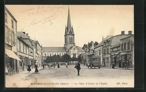 AK Mourmelon-le-Grand, La Place d`Armes et l`Eglise