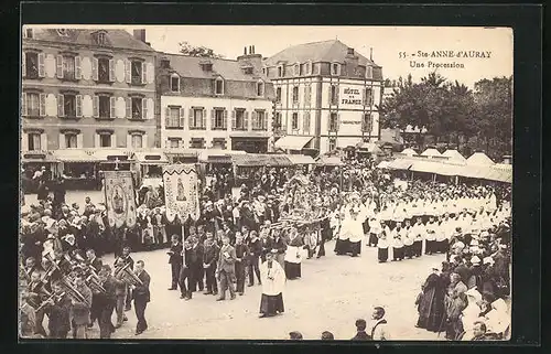 AK Ste-Anne-d'Auray, Une Procession, Hotel de France