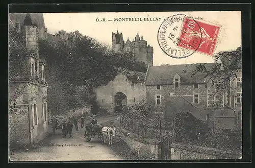 AK Montreuil-Bellay, Blick in die Stadt, Blick zur Pferdekutsche mit Frau
