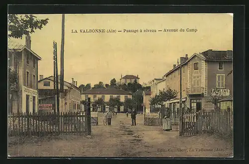 AK La Valbonne, Passage à niveau, Avenue du Camp