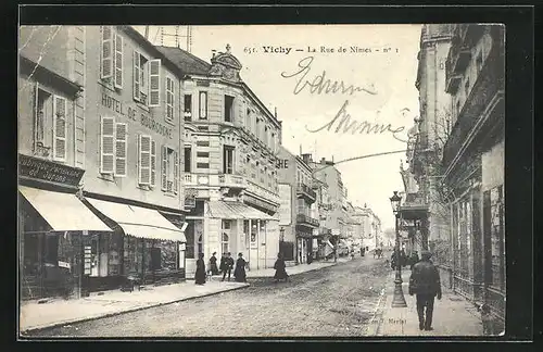 AK Vichy, La Rue de Nimes, Strassenpartie