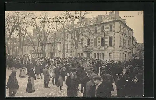 AK Moulins, la Manifestation sur les Cours de la Préfecture 1906