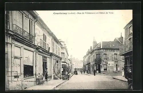 AK Courtenay, Rue de Villeneuve et l`Hotel de Ville