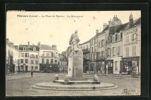 AK Pithiviers, La Place du Martroi-Le Monument