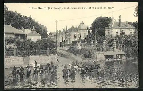 AK Montargis, l'Abreuvoir au Tivoli et la Rue Julien-Bailly