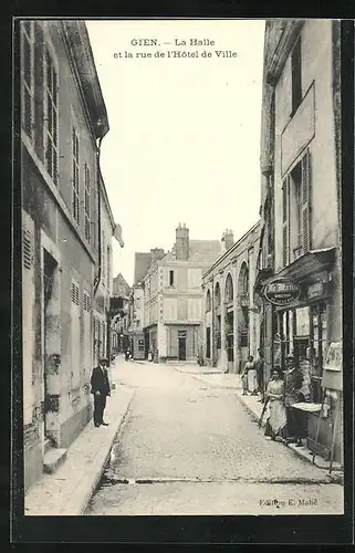 AK Gien, La Halle et la Rue de L`Hotel de Ville