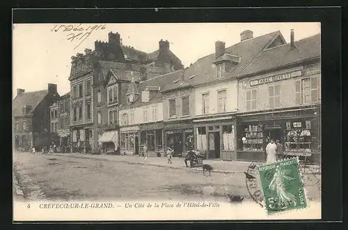 AK Crèvecoeur-le-Grand, Un Cotè de la Place de l`Hotel-de-Ville