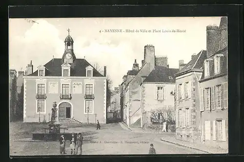 AK Mayenne, Hôtel de Ville et Place Louis-de-Hercé