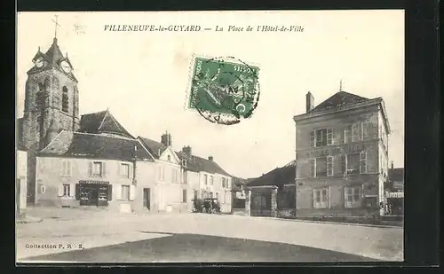AK Villeneuve-la-Guyard, La Place de l'Hotel de Ville