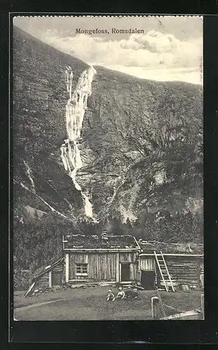 AK Mongefoss, Romsdalen, Holzhaus vor Wasserfall