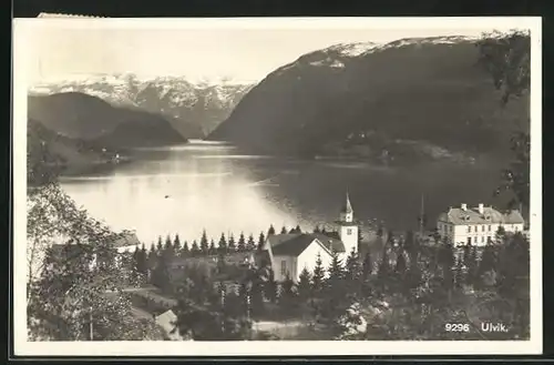 AK Ulvik, Panorama mit Kirche und See
