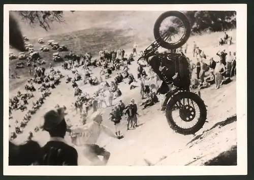 Fotografie Bob Keller aus LA auf Indian Motorrad mit V-Motor während Bergrennen bei Oakland