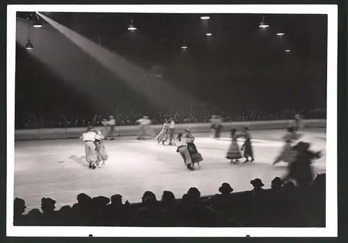 Fotografie Fete de la Glace im Sportpalast von Paris, Eiskunstläufer, Schlittschuhlaufen