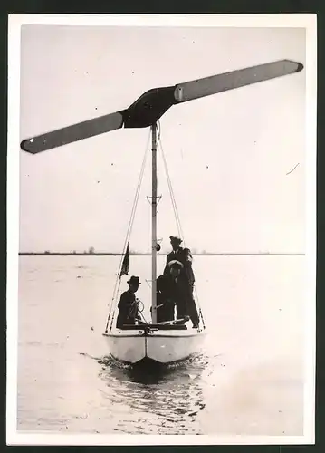 Fotografie Erfinder M. E. Burke Wilford aus Philadelphia mit seinem Propellerboot auf dem Delaware