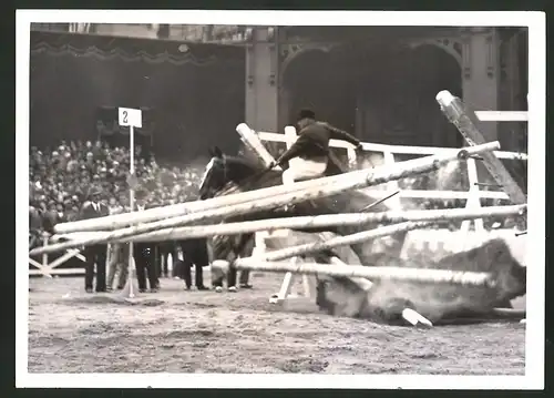 Fotografie Championnat du saut..., Sturz bei Hindernisrennen, Pferdesport, M. Sereys