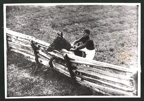 Fotografie Warrenton Hunt Cup, Jockey L. Fowle auf Sir John L bei Sturz, Pferdesport