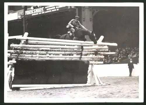 Fotografie Championnat du saut..., Capitaine Bro de Comères bei Hindernisrennen, Pferdesport