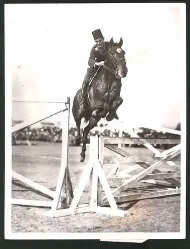 Fotografie Ein ägyptischer Offizier bei Reitturnier in Kairo 1930