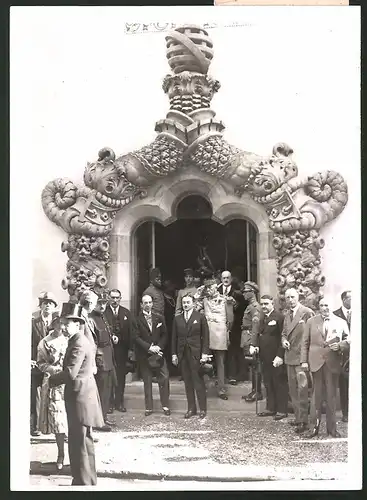 Fotografie Exposition Coloniale de Paris, Botschafter Armanda de Gama Otchava vor dem portugiesischen Pavillon