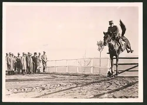 Fotografie König Victor Emanuel III. von Italien bei Reitvorführungen eines Offizier-Regiments bei Rom