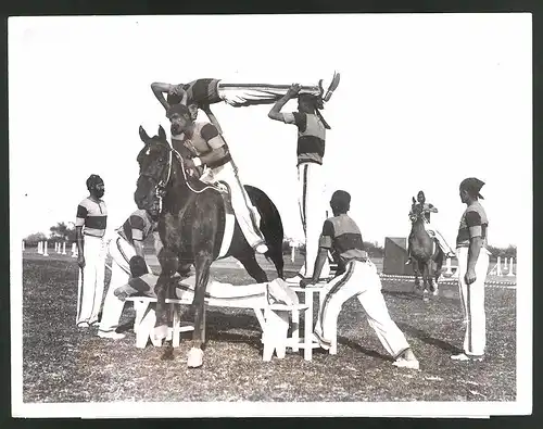 Fotografie Reiterkunststück des 14. P.W.O Kavallerie-Regiments in Delhi