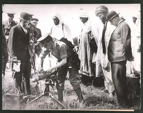 Fotografie Ansicht Aldershot, Der Sultan von Sokoto und der Emir von Gwanda aus Westafrika auf Truppenübungsplatz