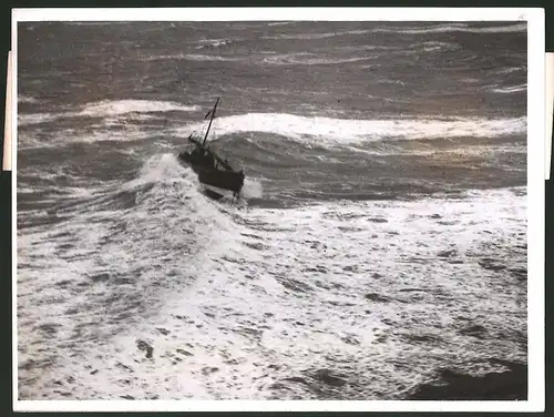 Fotografie Fischerboot Mary Joy aus Scarborough in tosender See