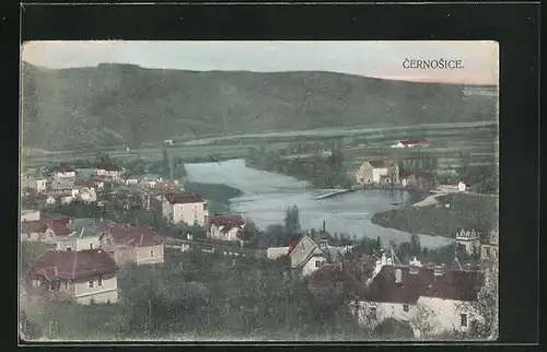 AK Cernosice, Ortsansicht mit Wasserpartie und Bergen im Hintergrund