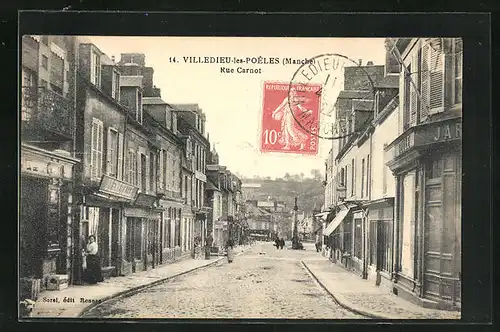 AK Villedieu-les-Poêles, Rue Carnot, Strassenpartie