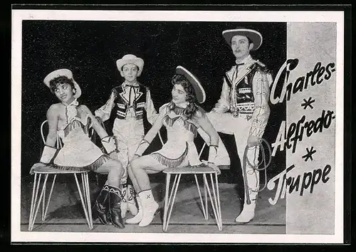 AK Charles-Alfredo-Truppe in Kostümen auf der Bühne