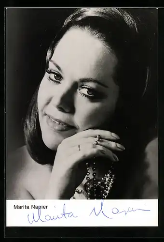 AK Opernsängerin Marita Napier mit Halskette, Autograph