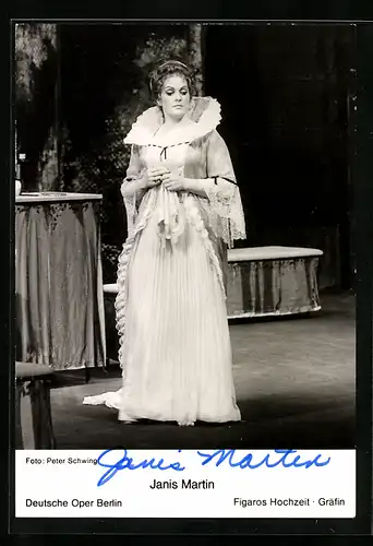 AK Berlin, Deutsche Oper, Opernsängerin Janis Martin als Gräfin in Figaros Hochzeit, Autograph