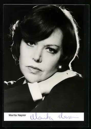 AK Opernsängerin Marit aNapier mit dunklen Haaren, Autograph