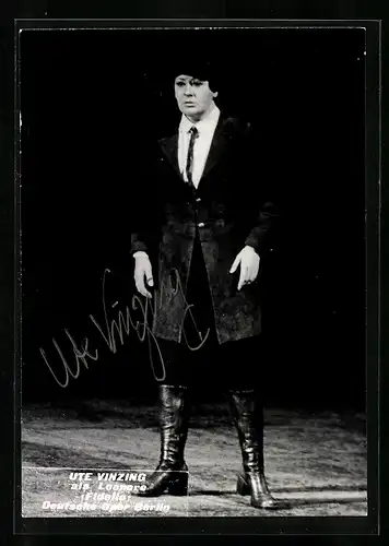 AK Berlin, Deutsche Oper, Opernsängerin Ute Vinzing als Leonore in Fidelio, Autograph