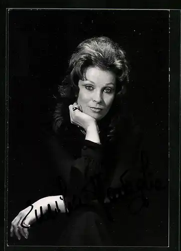AK Opernsängerin Emilia Ravaglia mit aufgestütztem Kopf, Autograph