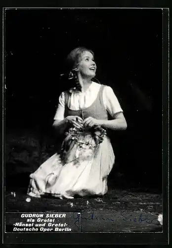 AK Berlin, Deutsche Oper, Opernsängerin Gudrun Seiber als Gretel in Hänsel und Gretel, Autograph