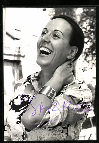 AK Opernsängerin Suzanne Sarrova mit lachendem Gesicht, Autograph