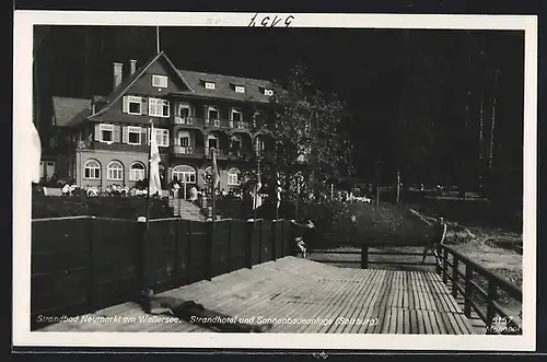 AK Neumarkt am Wallersee, Strandbad mit Strandhotel und Sonnenbadeanlage bei Nacht