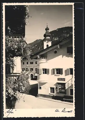 Foto-AK Lofer, Strassenpartie mit Schmiede Martin Kroiss und Verlagshaus