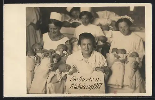 Foto-AK Krankenschwestern mit Babies im Arm, Geburten-Rückgang 1917