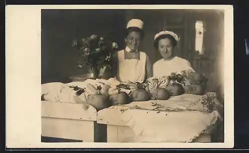 Foto-AK Krankenschwestern neben einer Gruppe von Neugeborenen