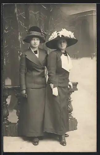 Foto-AK Zwei Damen mit grossen Hüten vor einer Studiokulisse