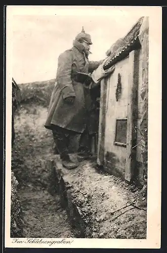 AK Soldat mit Mantel und Pickelhaube im Schützengraben